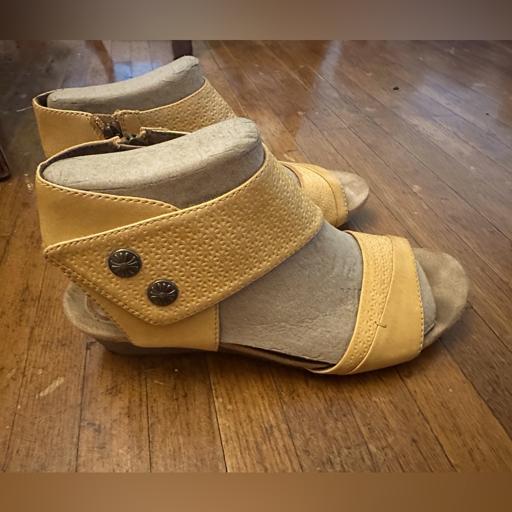 Rockport Yellow Leather Sandals